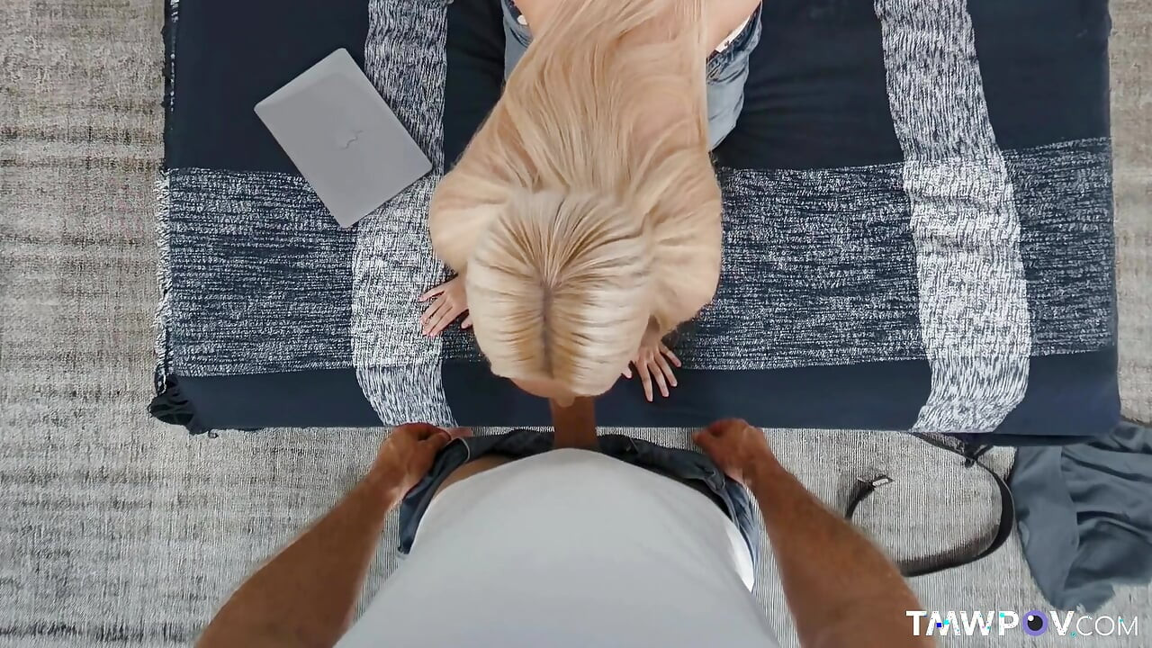 Jessie Ames gir dyp blowjob - TmwPOV