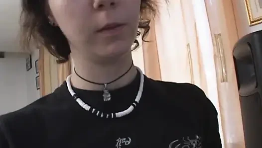 Masum genç kız sürtük üvey annesinin bir yabancıyla sikiştiğini öğreniyor