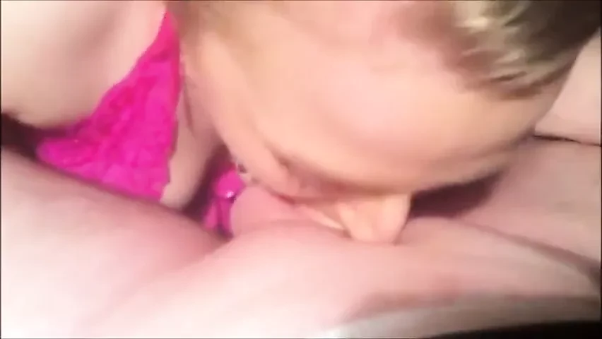 Milf madrasta dá ao enteado um massageador oral na garganta profunda