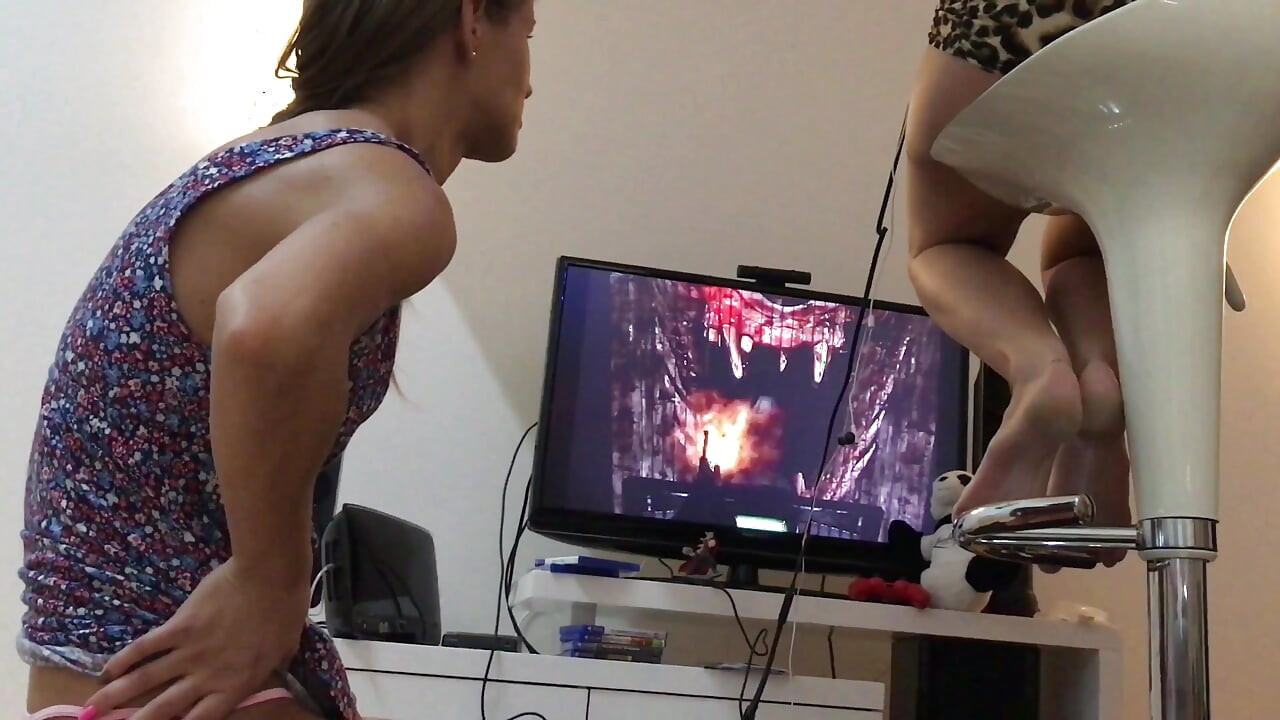 For the Halloween: Alluring, definitive Halloween treats, Sarah and Denisa play an horror game with Playstation VR