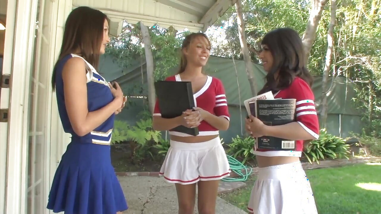 Layla rose और ella milano बड़े स्तनों वाली कामुक लेस्बियन हैं