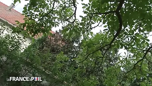 Wanita semok rambut pendek ini bantuin sopir taksi menghilangkan stres