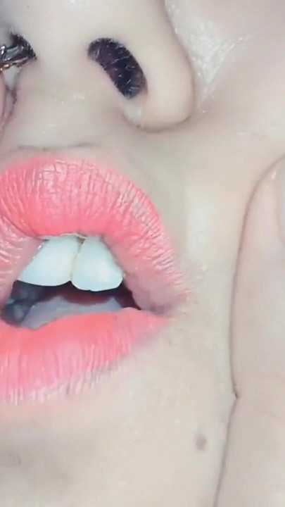 لاتيكا تأخذ زبا كبيرا في كسها وتمارس الجنس بقوة واستمتع تماما