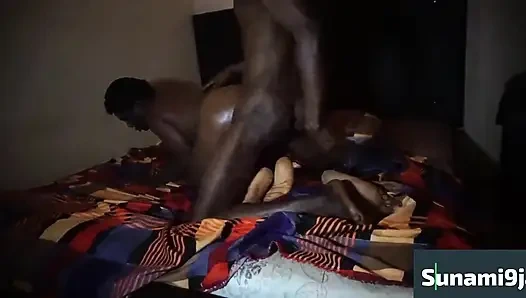 Cewek itu meringis kesaksaan sama kontol panjang