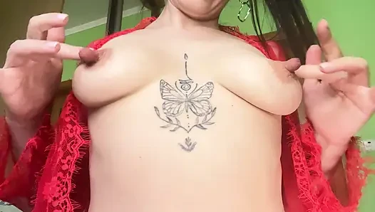 Bu orta yaşlı seksi kadın büyük meme uçlarını emmek için bir saniye bile dayanamıyor