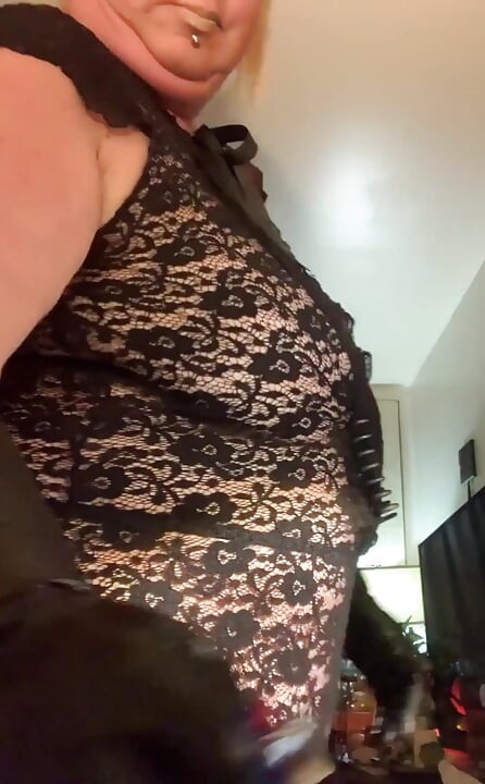 Hanya satu string kecil.. Memeluk gadis-gadis itu.