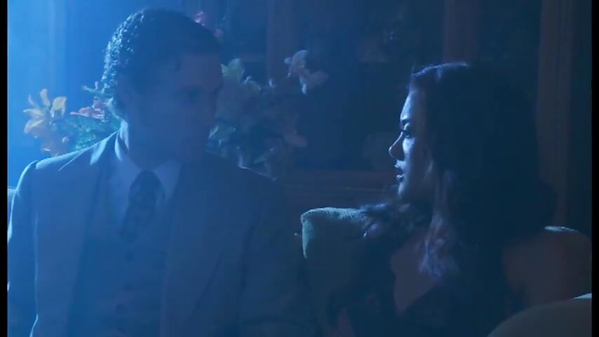 Büyük memeli güzel latin orta yaşlı seksi kadın domalarak sikiliyor ve büyük yarakla götüne boşalıyor