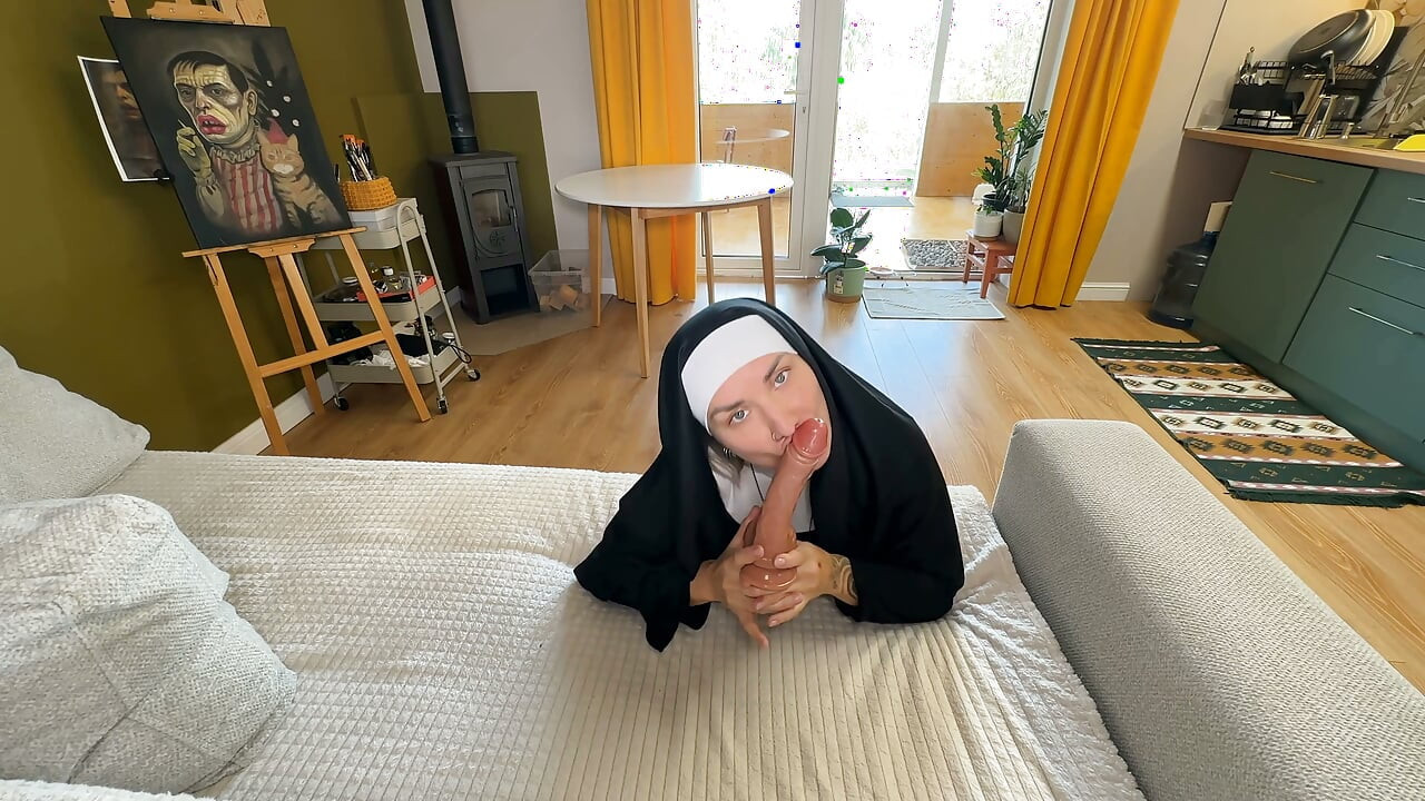 Zakonnica pieprzy swoją świętą cipkę wielkim dildo