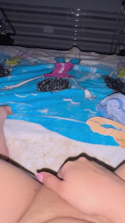 Piękna Kolumbijka rucha swoją cipkę sama, gdy nie ma jej przyrodniego brata | Klip 1