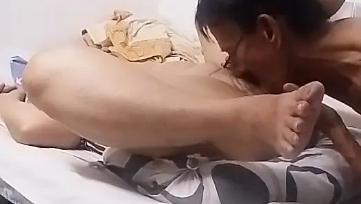 Ich werde die ehefrau meines nachbarn ficken. sie will, dass mein schwanz an der zunge ist