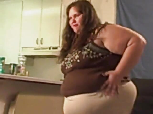 Ssbbw Angie chewing and blowing gum  for you