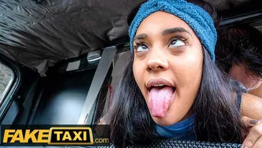 假出租车 - 卡普里柠檬把她的性感战利品放在鸡巴上