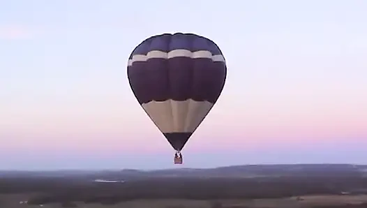 Pasangan ini nggak sabar dientot habis-habisan di udara pakai balon udara