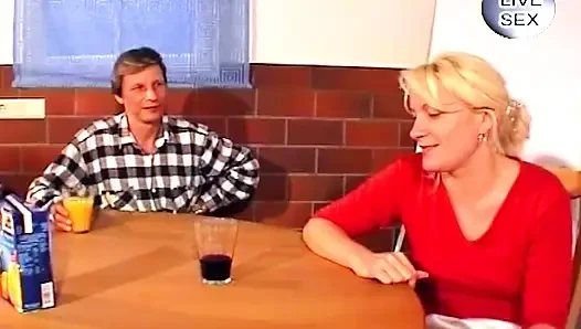 Reife blondine gefingert über die schüssel bis zur squirting-explosion
