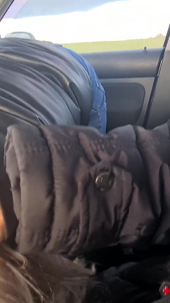 德国金发搭便车人搭讪并在车里冒险第一人称视角户外性爱