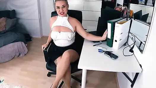 Update (16. Oktober 2022) Rollenspiel: Clumsy Secretary zeigt, was sie sonst noch tun kann!