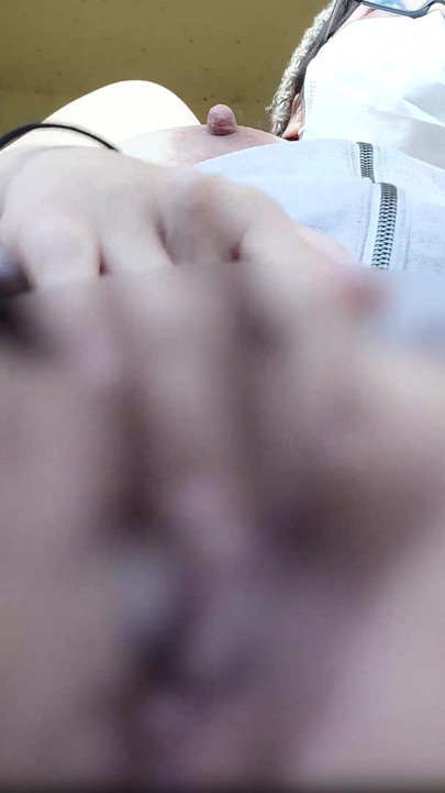 野外オナニーで興奮する人妻