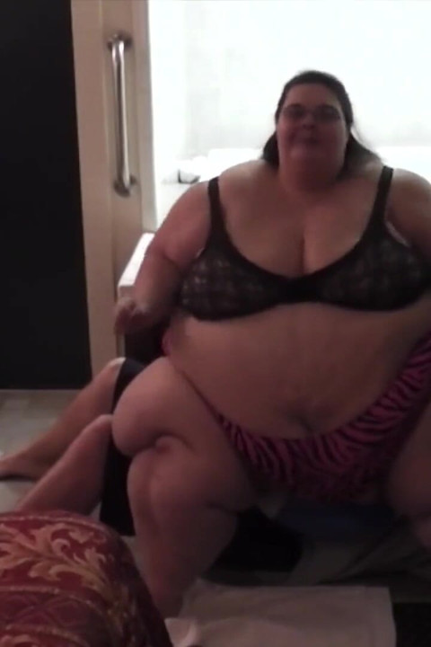 BigmommaKat plays ball on Flat Pat