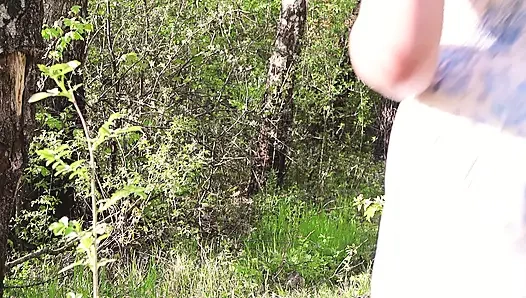 Ein mädchen aus dem dorf, das raucht