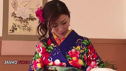 Seksi kimono-clad ayumi shinoda yoğun Japon sakso çekiyor