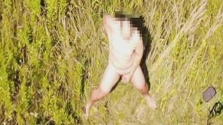 नग्न हस्तमैथुन करने वाले का ड्रोन दृश्य