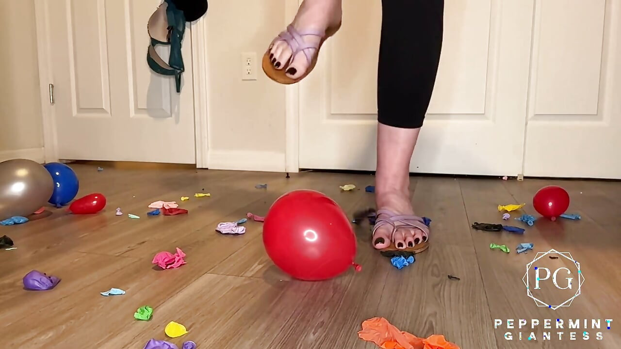 Kidurran!? Giantess Feet vs Balloons mezítláb, szandál, Vans Annihilation