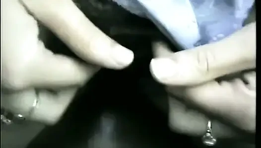 Ateşli esmer kızlar tutkuyla amcığını parmaklıyor ve yiyor