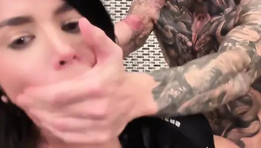 Sara Retali трахает Chris Diamond в ванной отеля