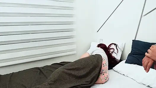 Mitbewohnerin mit großen Titten schluckt meinen Schwanz mit ihrer saftigen Muschi und Kehle