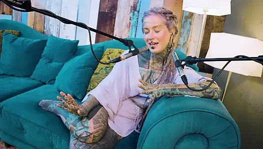 Ich spreche über A - echt - ASMR - Podcast - Reden - tattoo-mädchen-model goth punk dreadlocks