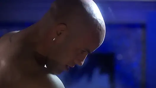 Büyük memeli esmer bebek için büyük ve sert yarak