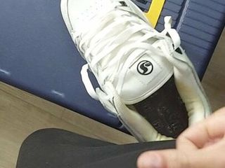 Éjaculation dans des chaussures de skate DVS
