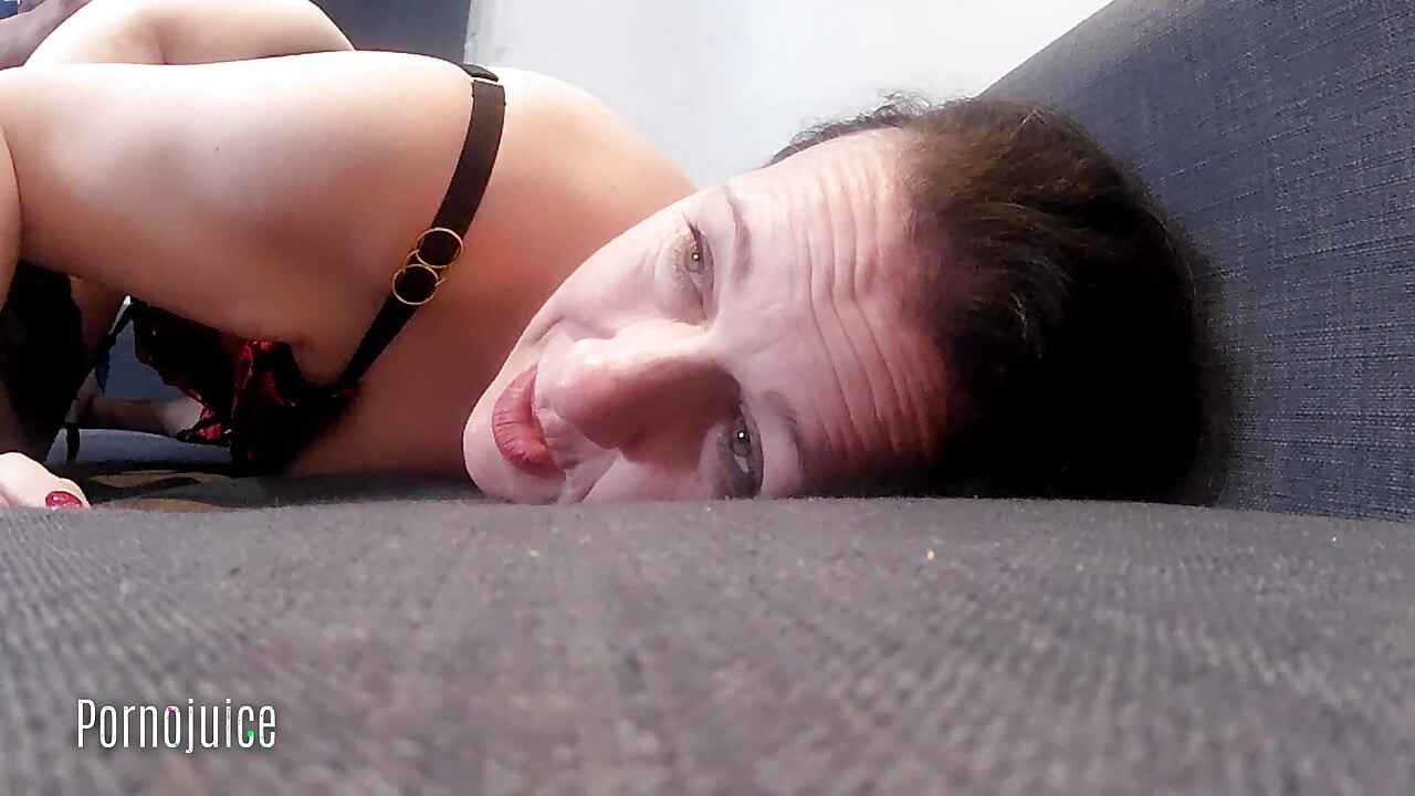 イギリスの熟女エヴァ・ジェインがビッグブラックヴィクトルにマンコを使用され、飼育される