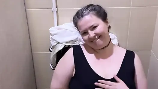 Masturbieren in einer öffentlichen toilette in einem nachtclub