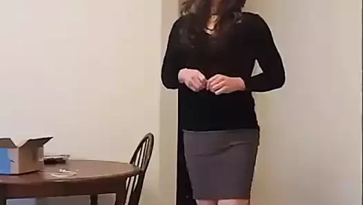 Bugün siyah çizmeli gri bir etekle işe gidiyorum.
