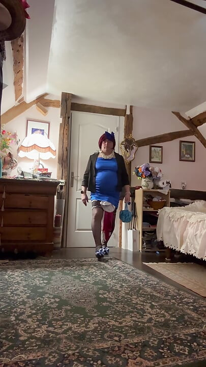 Oblečená v malých modrých šatech na večer venku