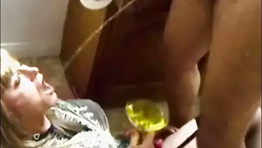 Kelly engole mijo martini e limpa o cu do mestre