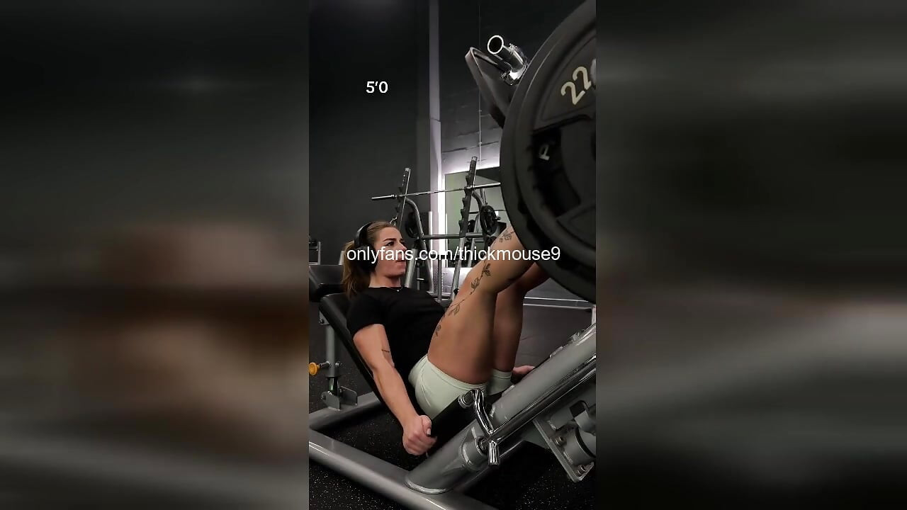 18-jarig sportschoolmeisje toont per ongeluk strakke kut tijdens livestream