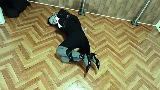 Целевую офисную женщину связали скотчем