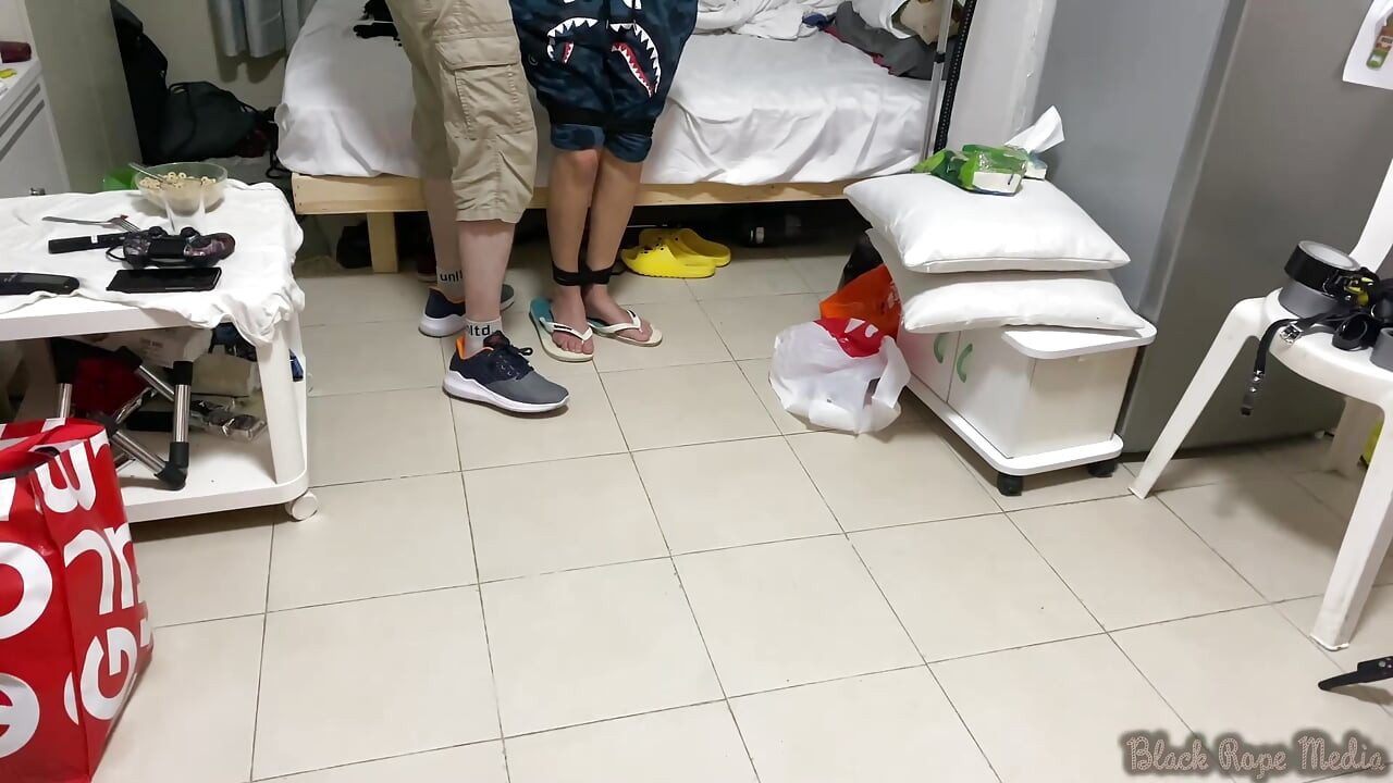 Miriam bağlı, gıdıklıyor ve emiyor