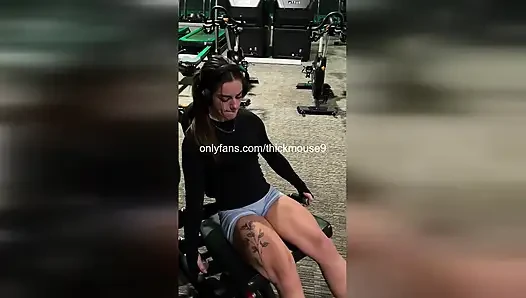 Шлюшка из колледжа жестко сквиртует на IG вживую, пока трахает киску пальцами