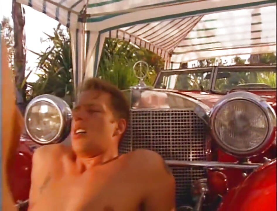 Vintage foda ao ar livre em um carro para uma puta magra