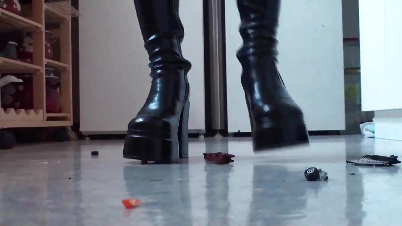 Drobljenje malih kamiona s igračkama