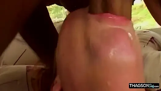 Kontol raksasa pria kulit hitam ini dientot habis-habisan sama kontol raksasa pria kulit hitam sampai mengerang keenakan