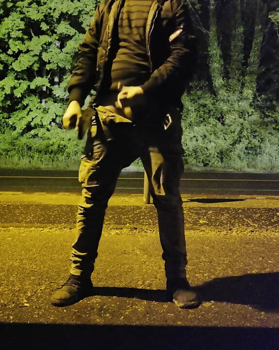 Draußen auf der Straße meinen Schwanz Blankziehen