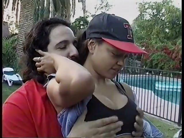 흑인 미녀는 Ron Jeremy와 그의 흑인 친구를 만족시키기 위해 무엇이든 할 것입니다.