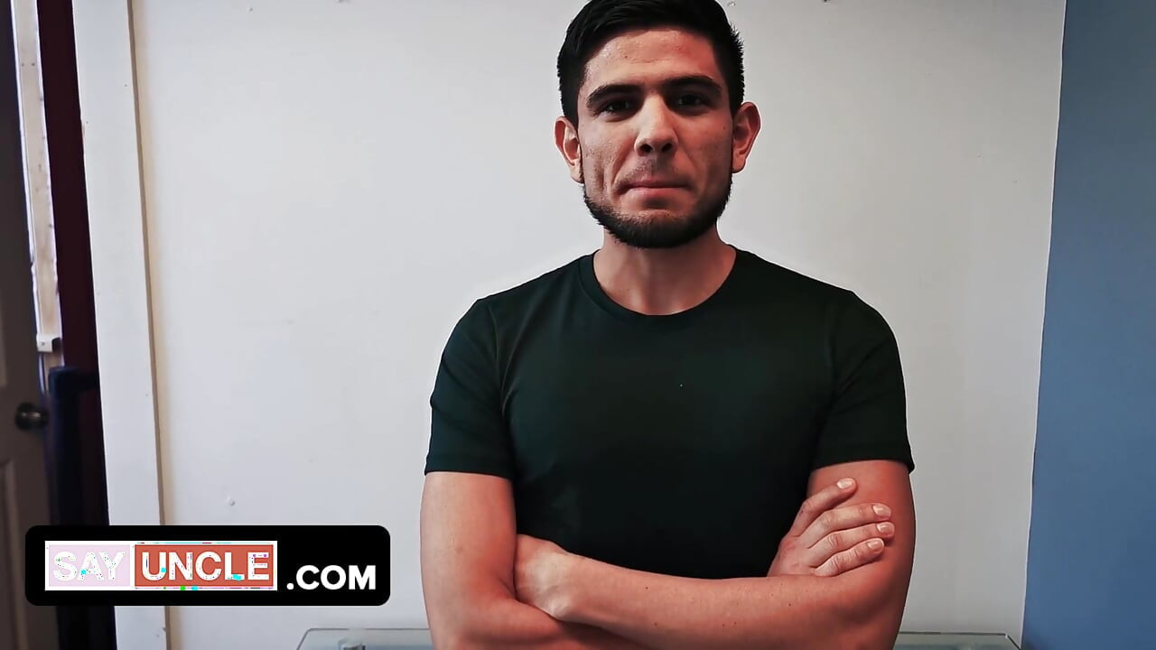 Güzel genç kız Alex Montenegro'nun gözleri bağlı ve ağzına sürpriz bir yarak alıyor