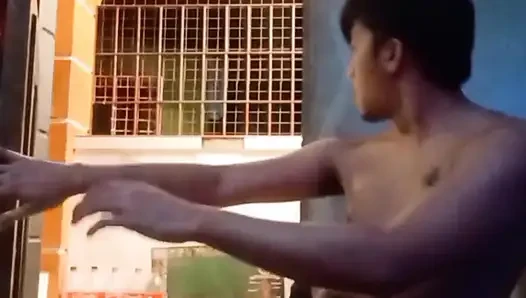 Genç görünümlü Asyalı adam ona tapmanızı beklerken sana bakarken mastürbasyon yapıyor