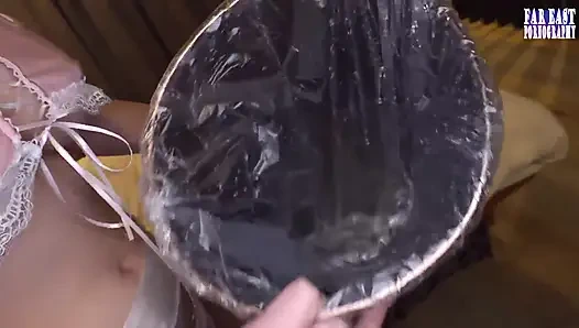 Stream Journey as a Slender Beauty Masters Sampai Muncrat Sambil Berdiri di Luar Ruangan Bagian.4