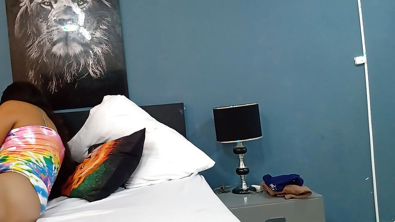 彼女と一緒にハサミを動かしてオーガズムに達するまで続けます